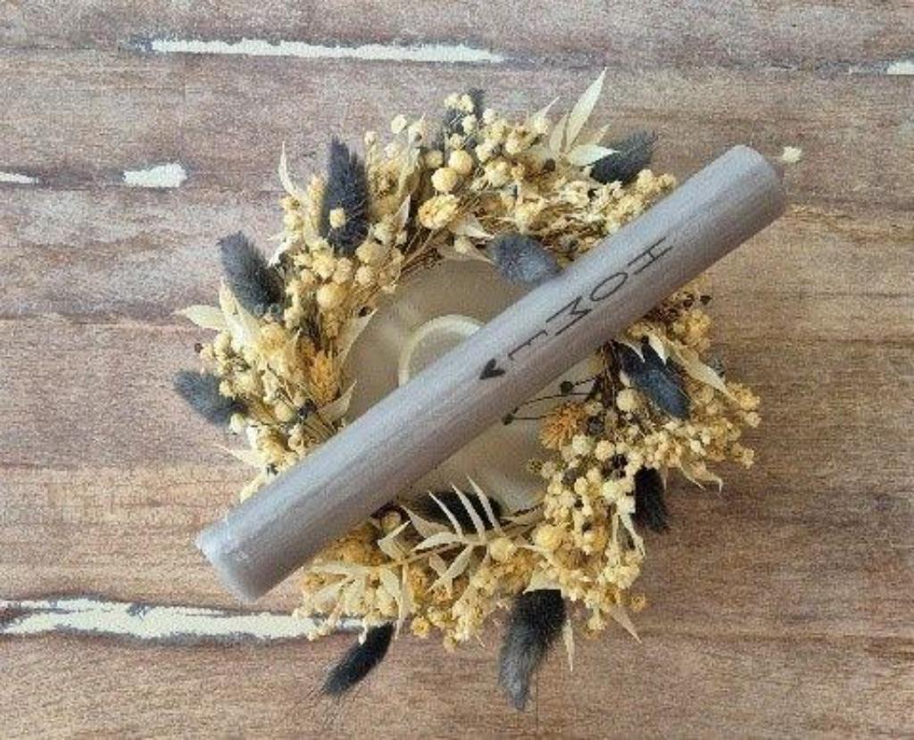 gegossener Kerzenständer, Kranz und Kerze